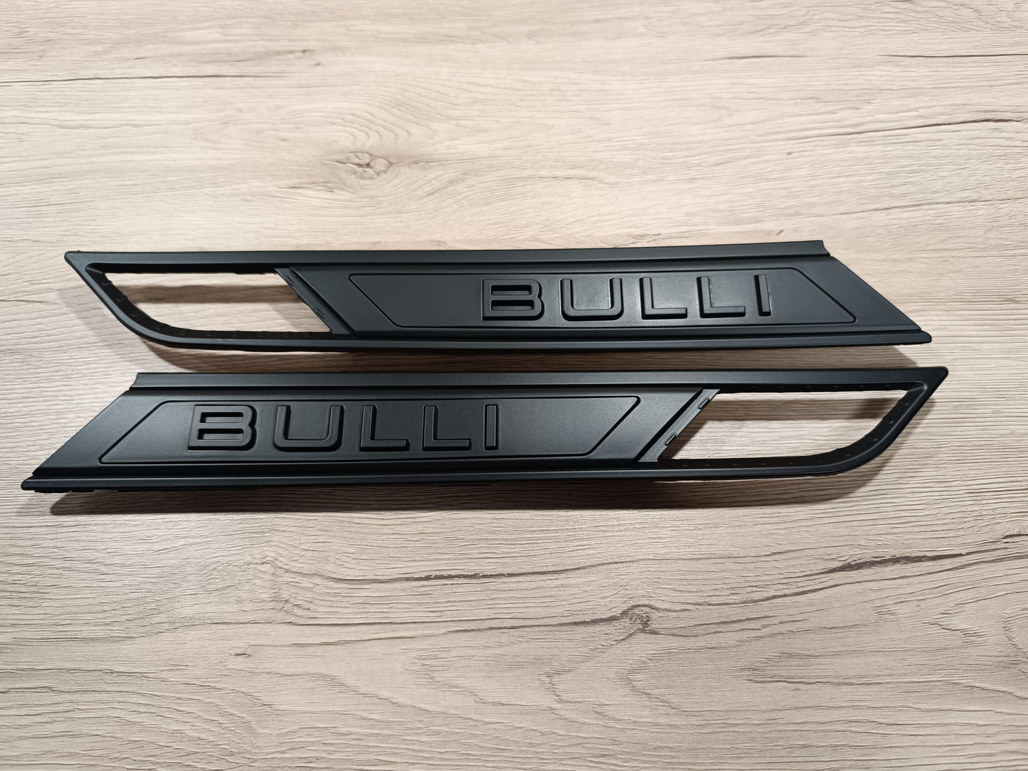 T6.1 BULLI Kotfügel Plaketten Schwarz matt