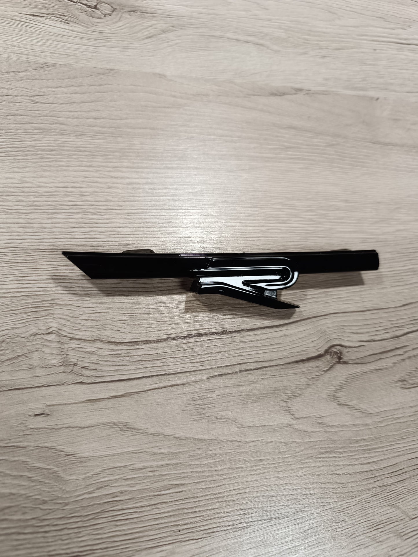 R Plakette Schriftzug Schwarz Frontgrill
