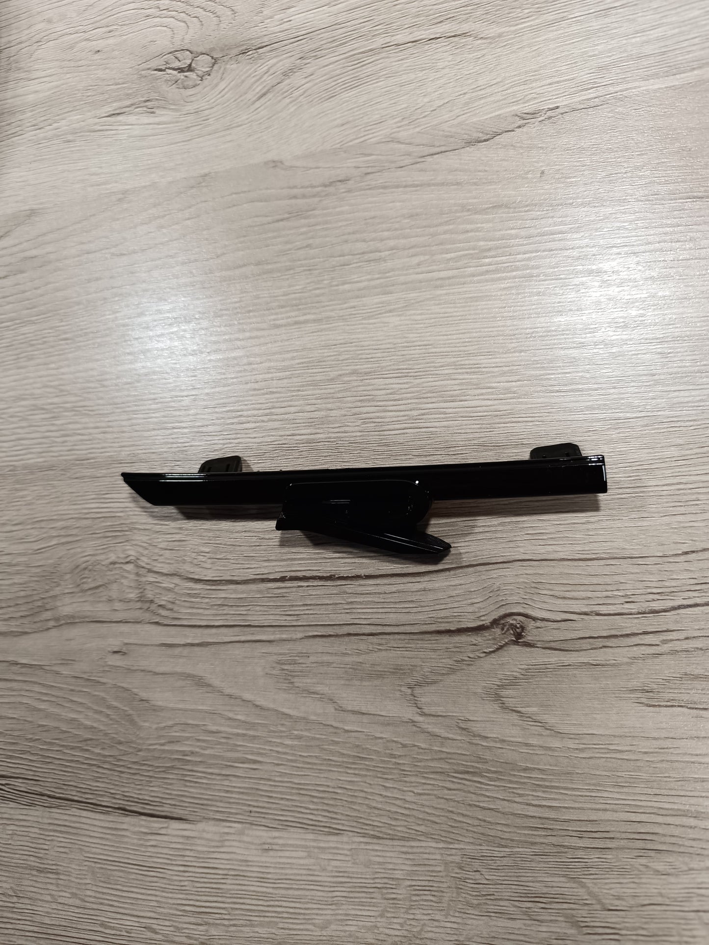 R Plakette Schriftzug Schwarz Frontgrill