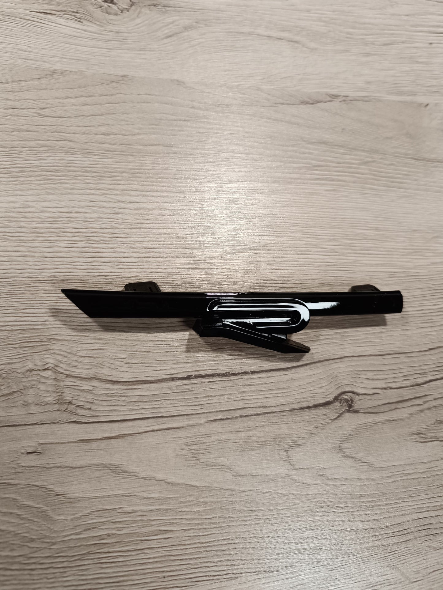 R Plakette Schriftzug Schwarz Frontgrill