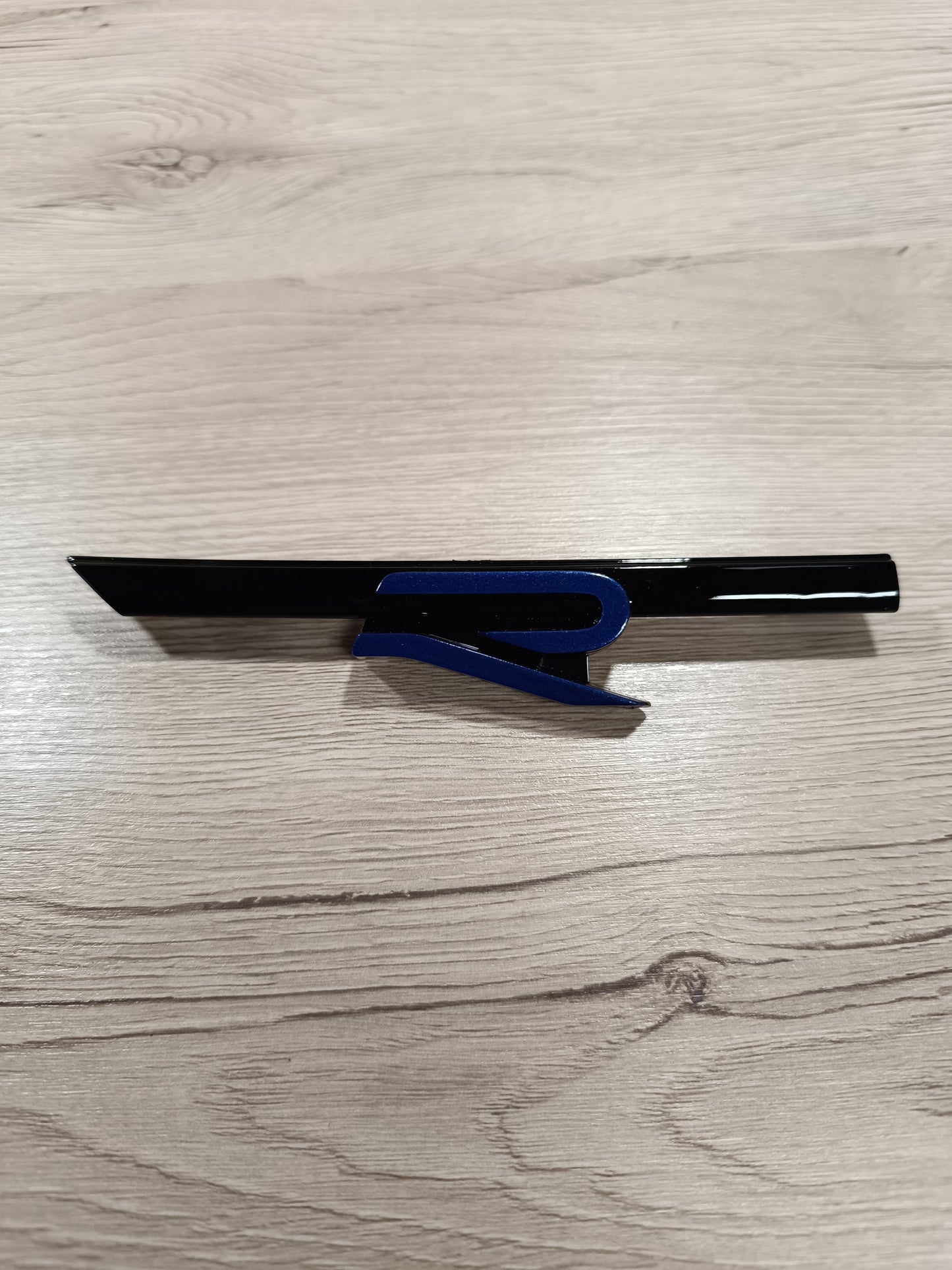 R Plakette Schriftzug Schwarz Frontgrill