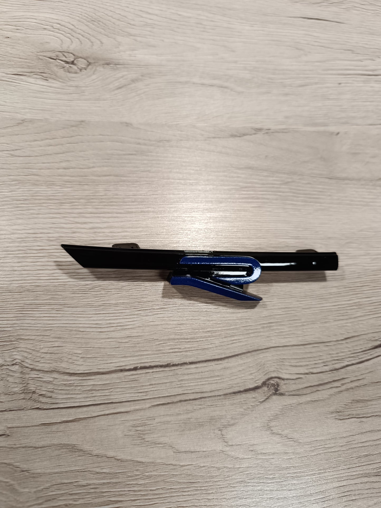 R Plakette Schriftzug Schwarz Frontgrill