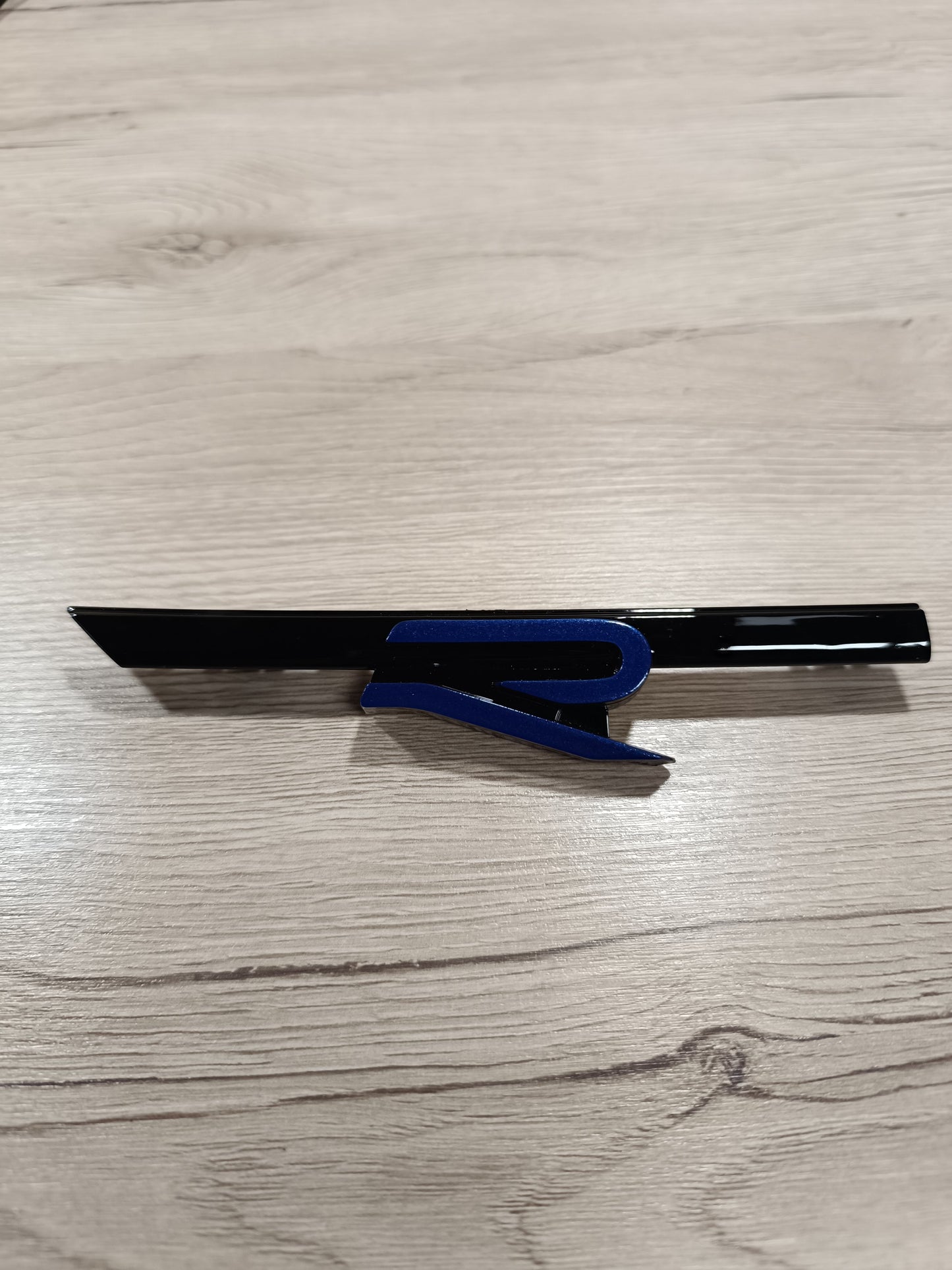 R Plakette Schriftzug Schwarz Frontgrill